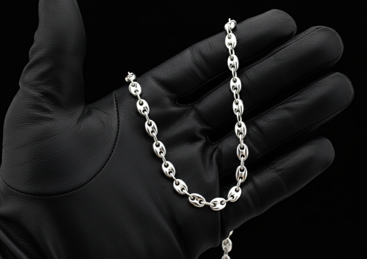 925 Sterling Silver Chain Necklace – 21.66 Gram - Premium Italian Silver held in a gloved hand, showcasing the elegant design.